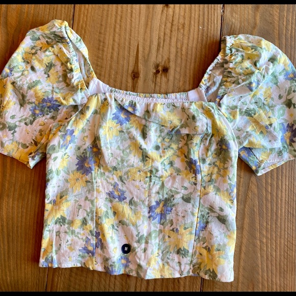 Abercrombie & Fitch Tops - NEVER WORN Abercrombie linen floral top